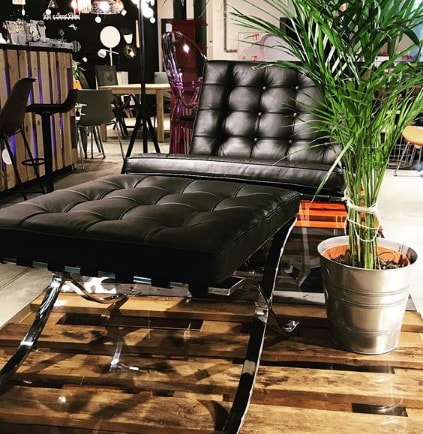 Czarny fotel designerski skórzany z podnóżkiem BA1 insp. Barcelon